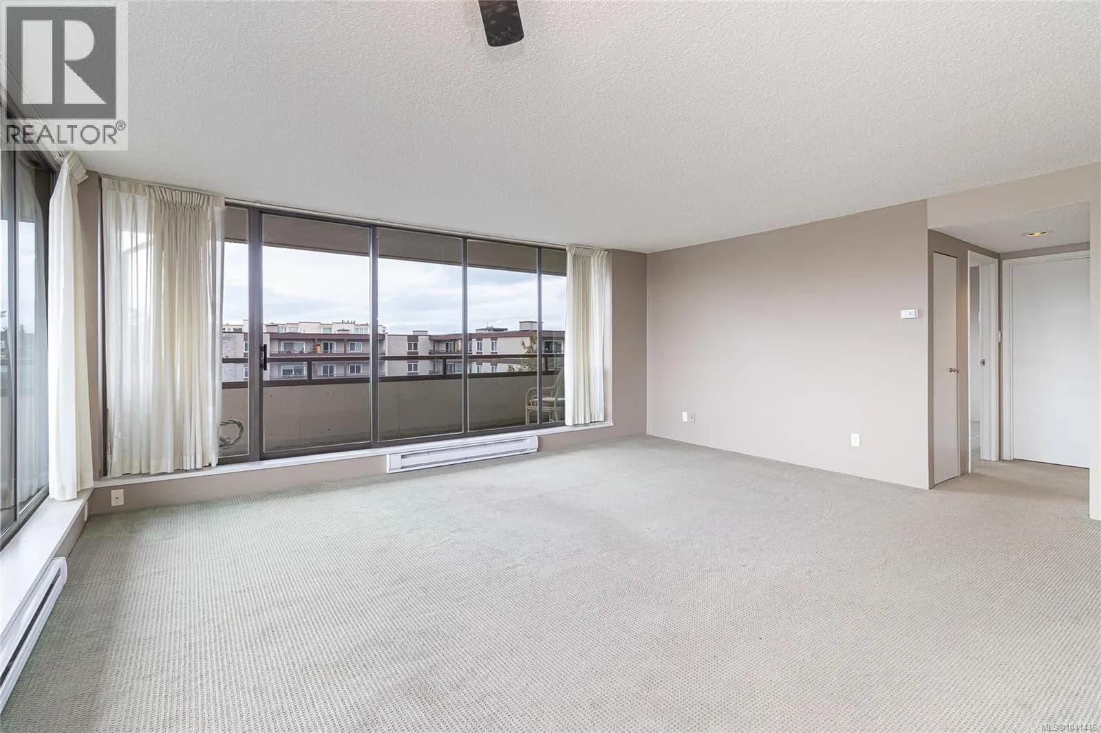 #301 9805 Second St, Sidney, BC photo 4