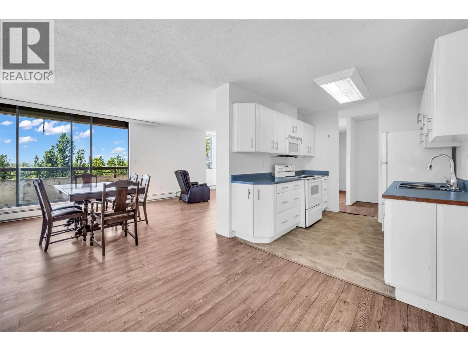 #1104 3737 BARTLETT COURT, Burnaby, BC photo 4