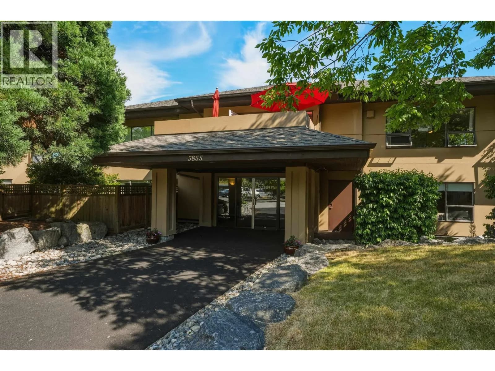 5855 COWRIE STREET, Sechelt