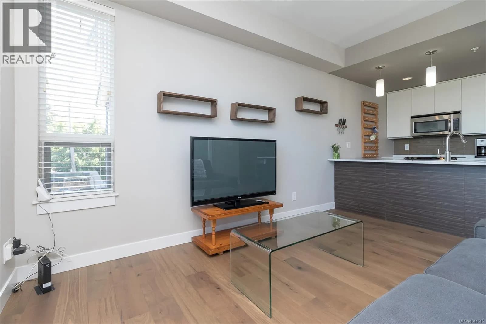 #203 1008 Tillicum Rd, Esquimalt, BC photo 5