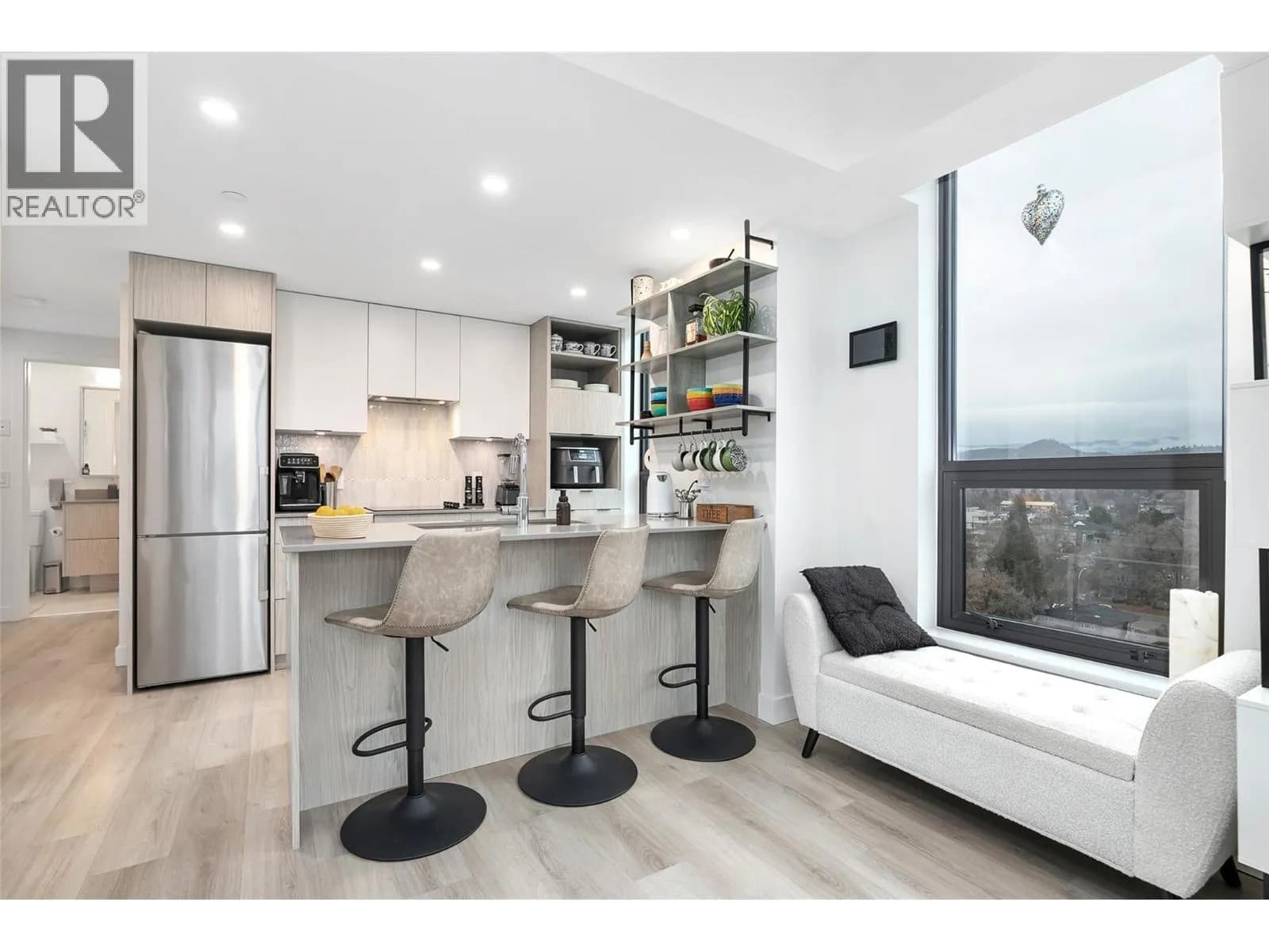 #905 1488 Bertram Street, Kelowna, BC photo 2