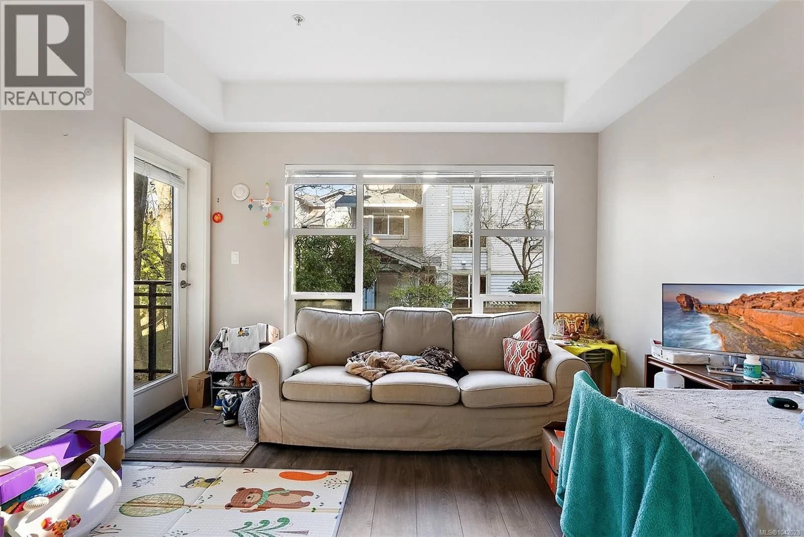 #301 1018 Inverness Rd, Saanich, BC photo 5