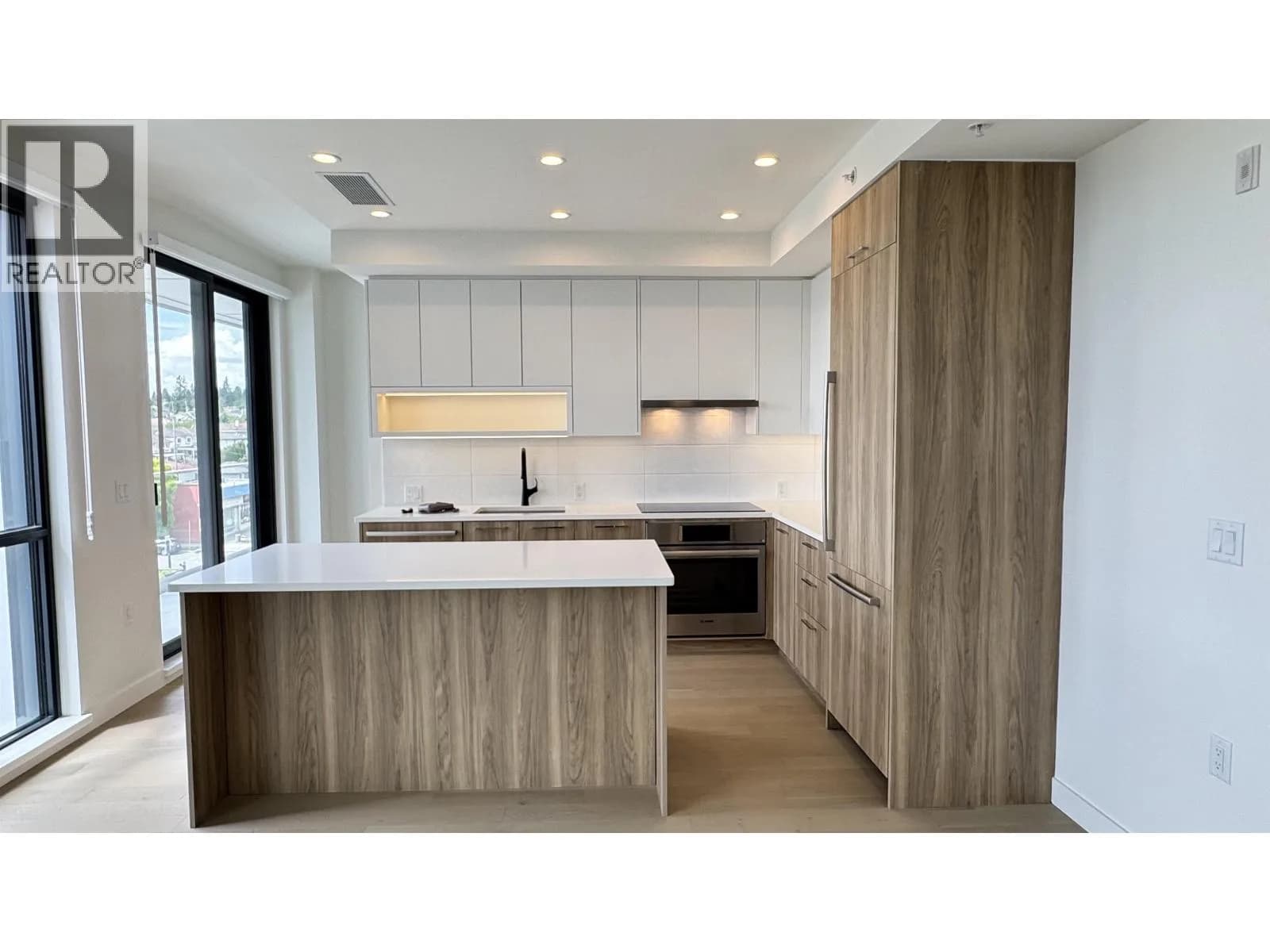#604 8398 OAK STREET, Vancouver, BC photo 2