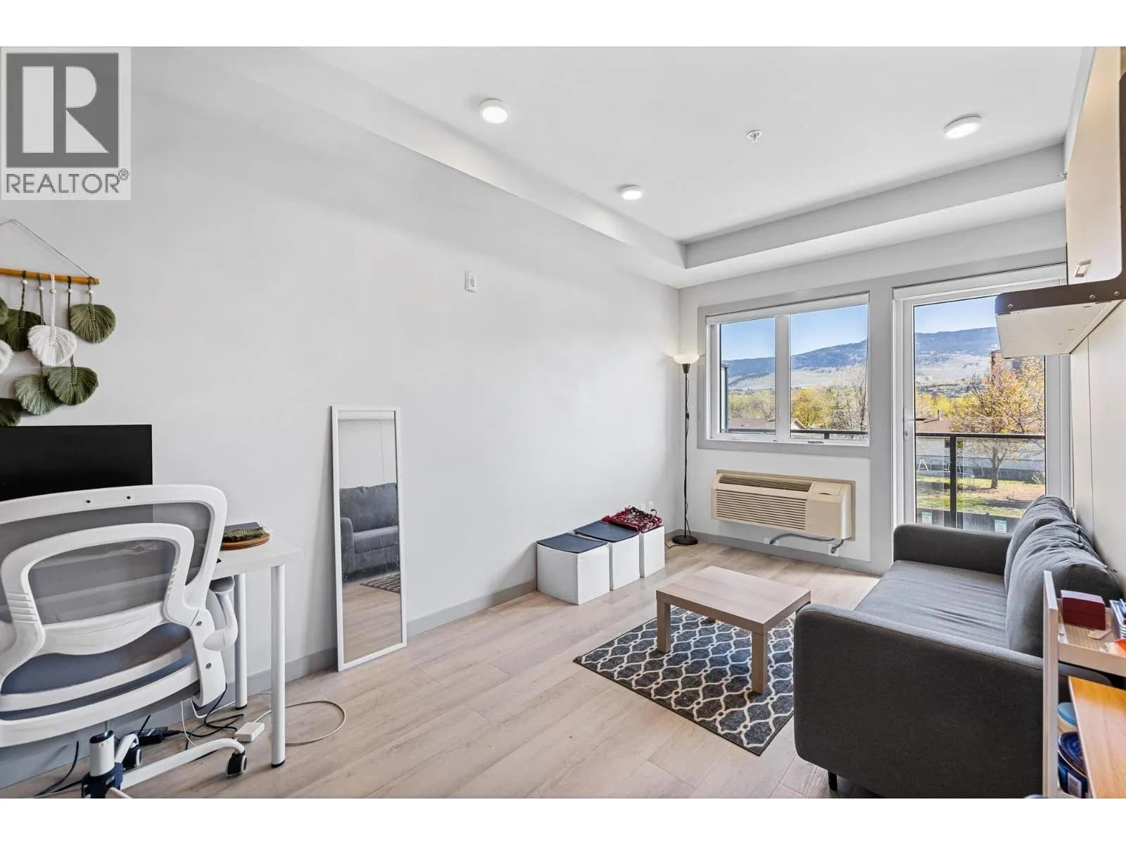 #220 345 Dougall Road N, Kelowna, BC photo 2