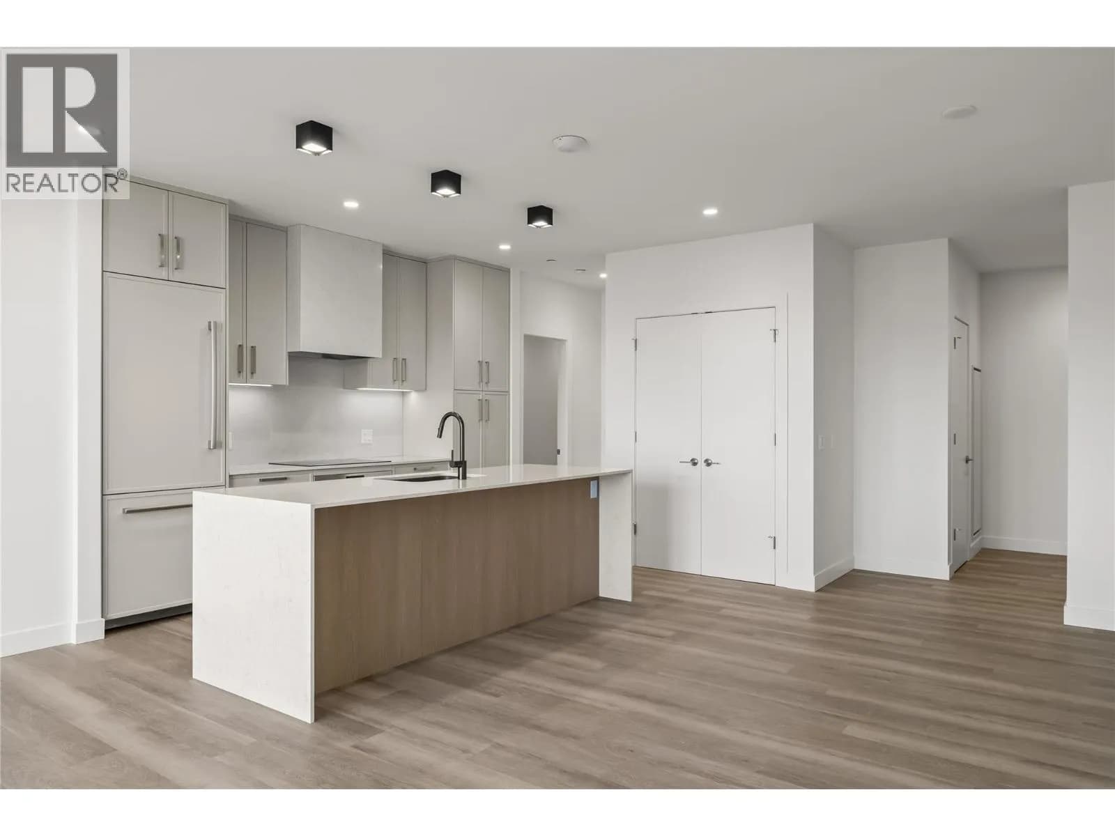 #306 3340 Lakeshore Drive, Kelowna, BC photo 4