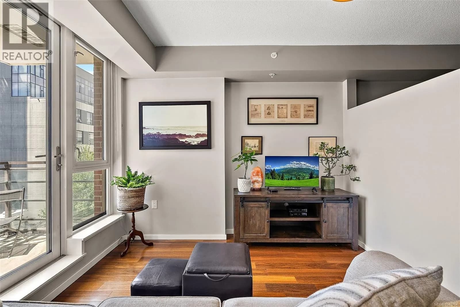 #404 834 Johnson St, Victoria, BC photo 3