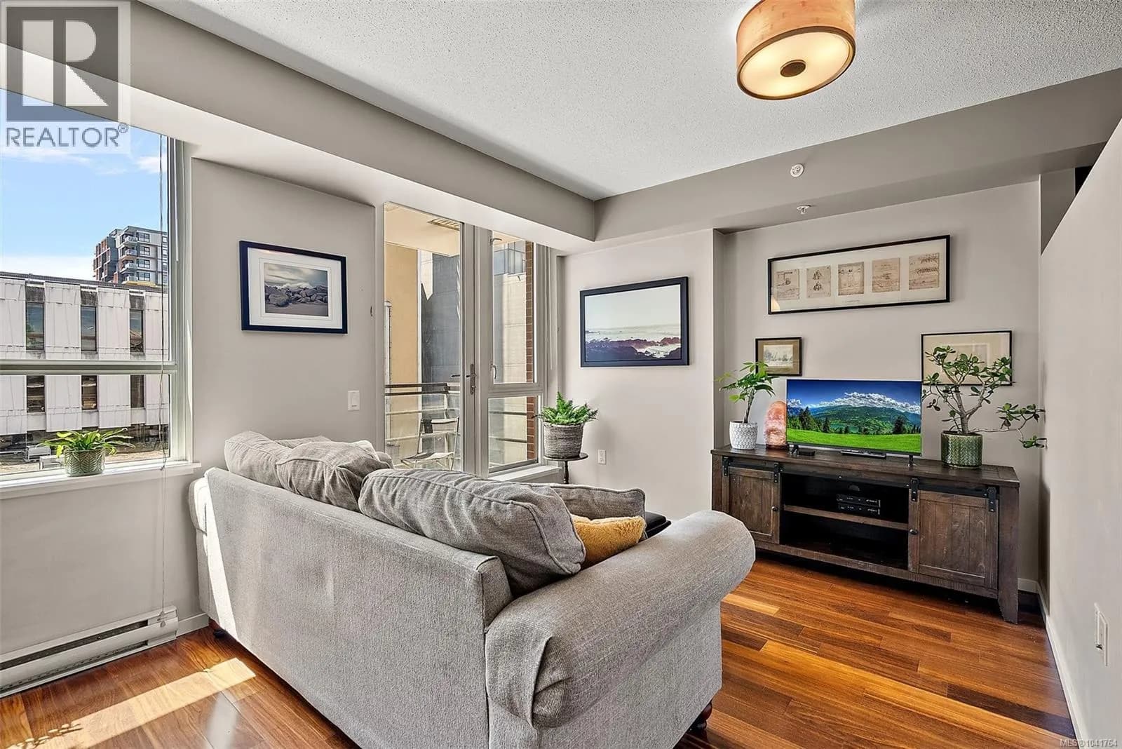 #404 834 Johnson St, Victoria, BC photo 4