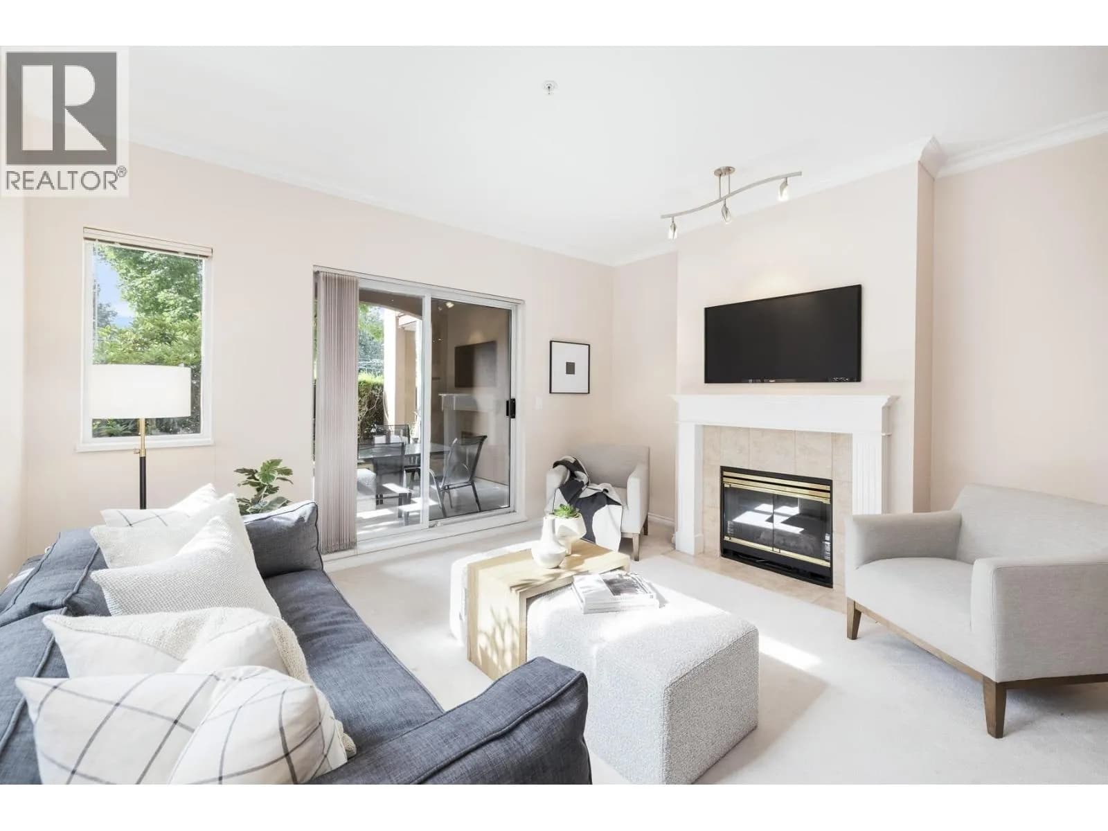 #206 678 W QUEENS ROAD, North Vancouver, BC photo 2