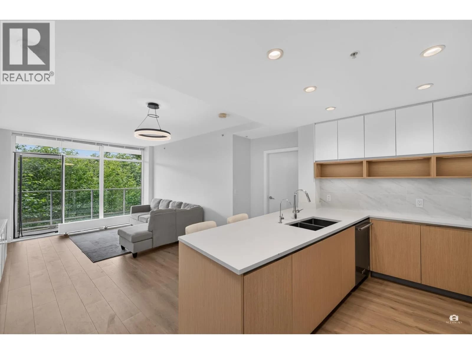 #105 8940 UNIVERSITY CRESCENT, Burnaby, BC photo 4