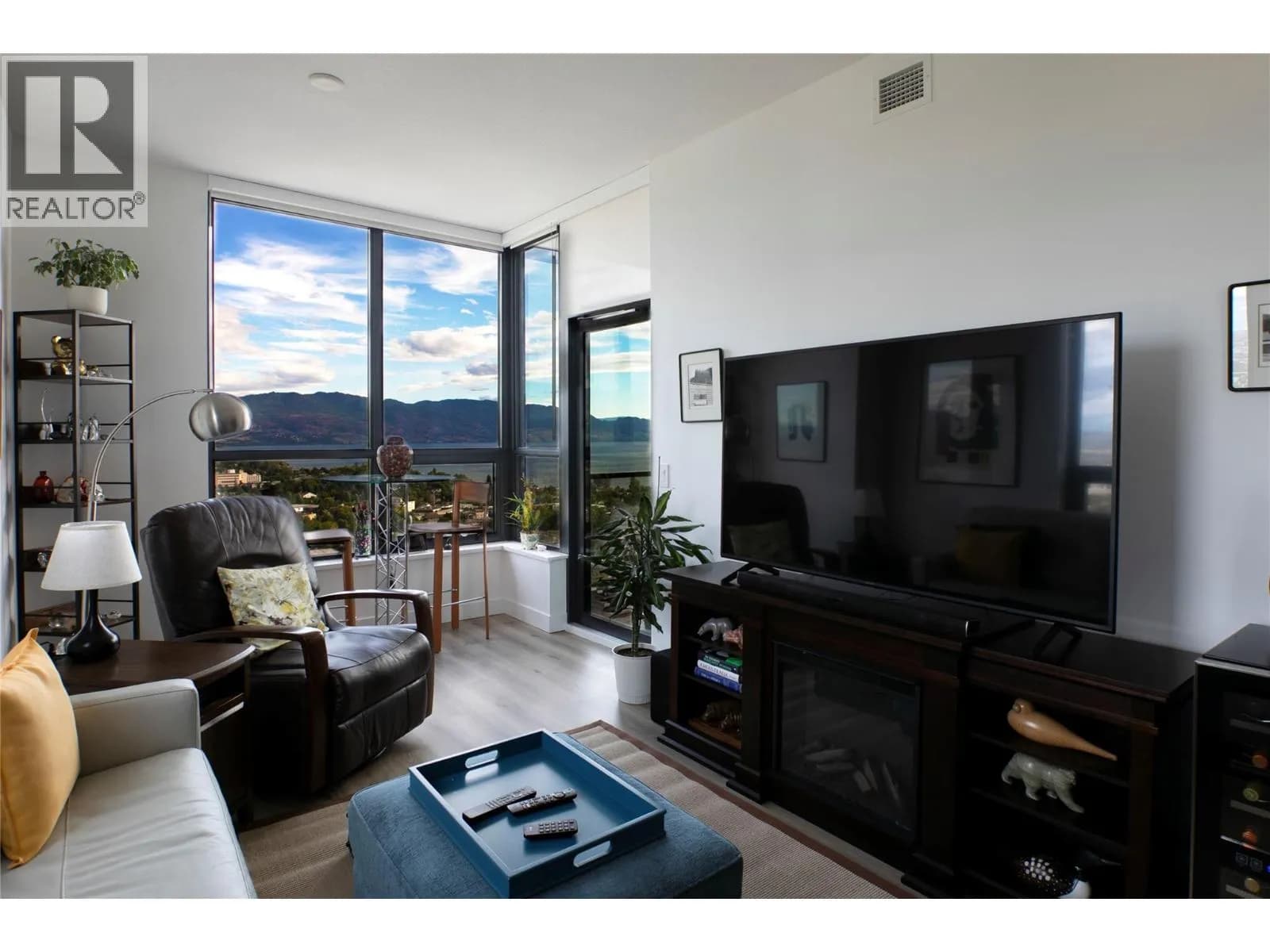 #3005 1488 Bertram Street, Kelowna, BC photo 2
