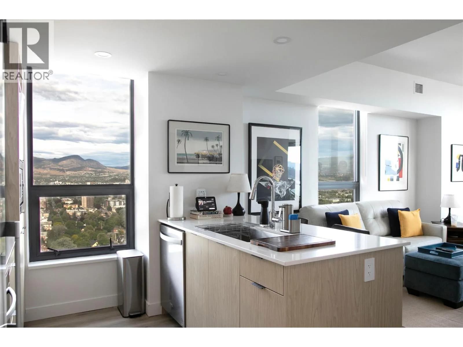#3005 1488 Bertram Street, Kelowna, BC photo 4