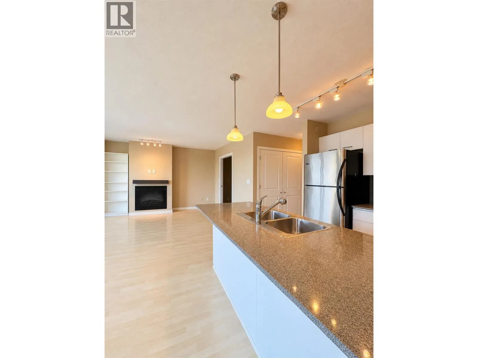 #602 4333 CENTRAL BOULEVARD, Burnaby, BC photo 3