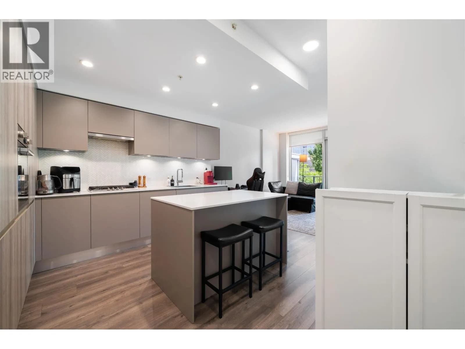 #202 3809 EVERGREEN PLACE, Burnaby, BC photo 3