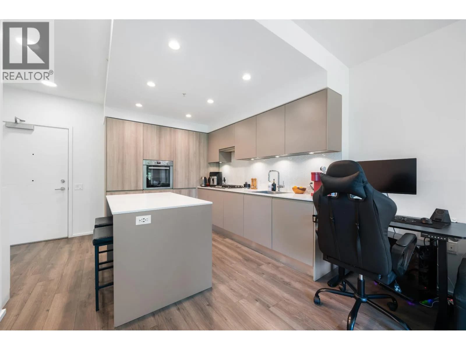 #202 3809 EVERGREEN PLACE, Burnaby, BC photo 4