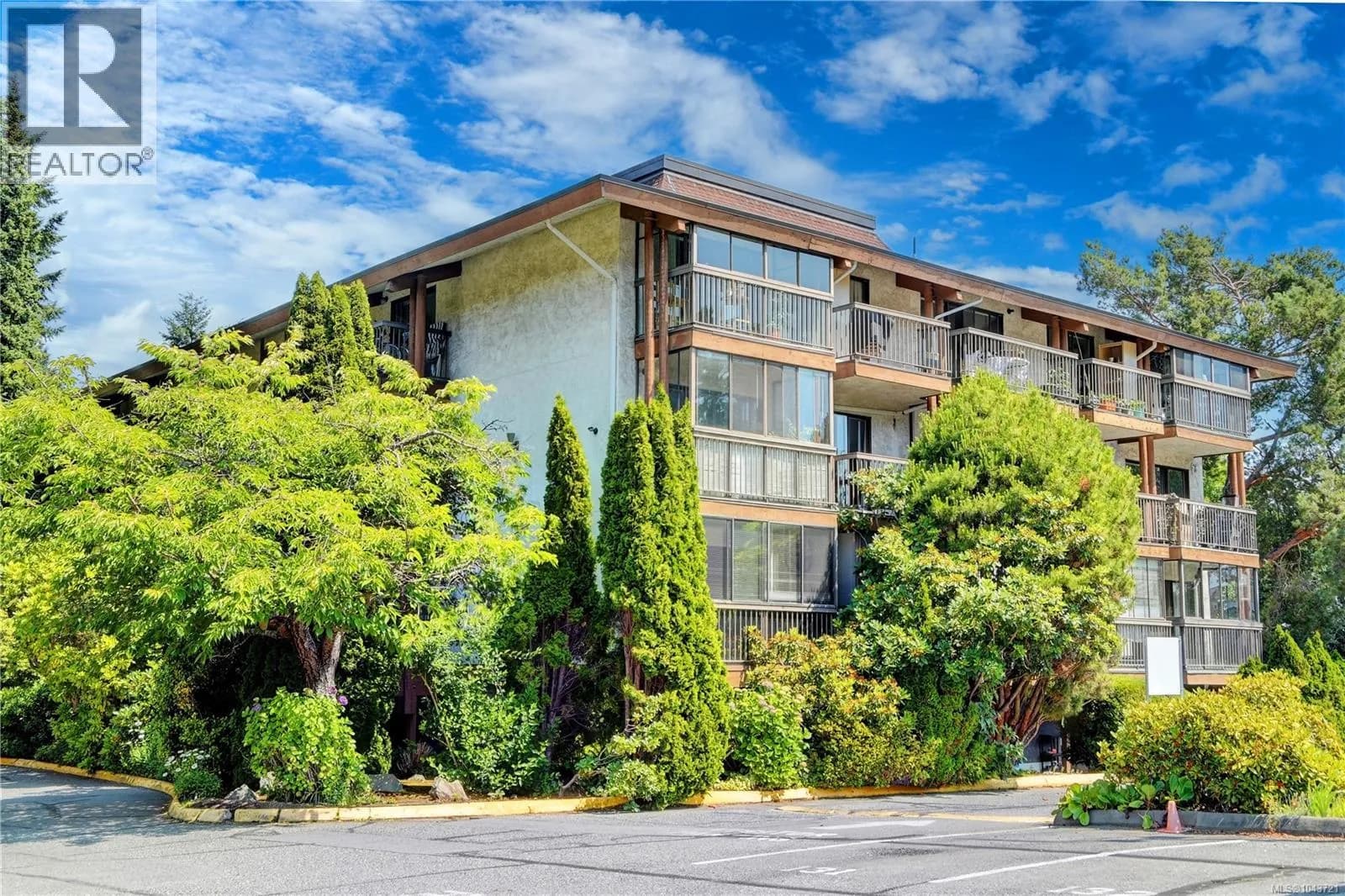 1009 McKenzie Ave, Saanich
