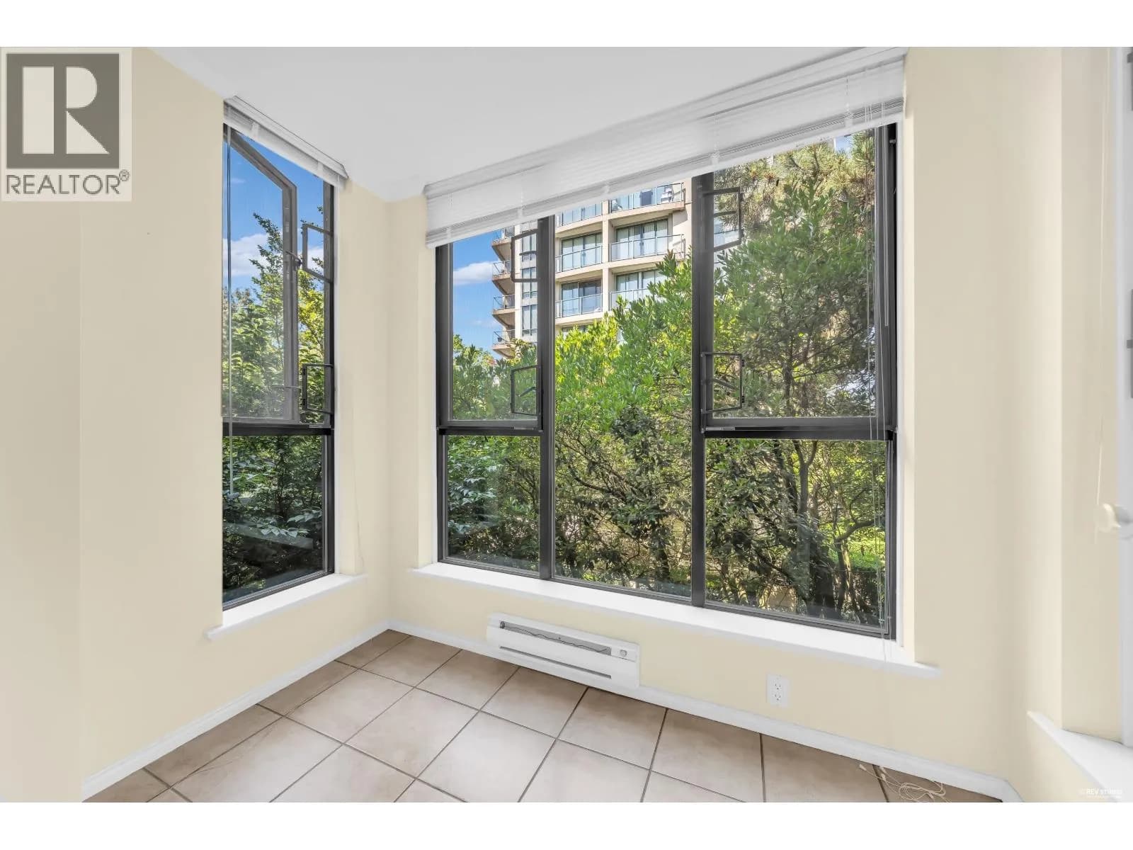 #210 175 E 10TH STREET, North Vancouver, BC photo 3