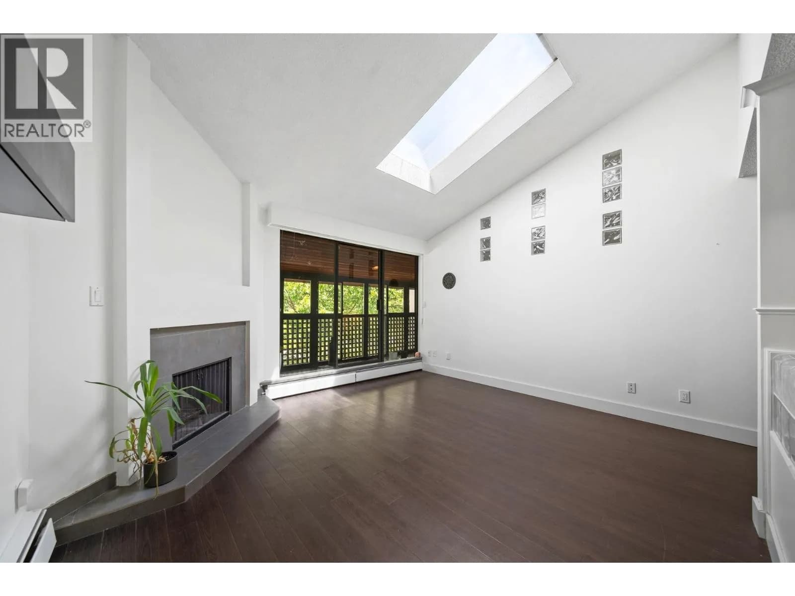 #304 141 W 13TH STREET, North Vancouver, BC photo 3