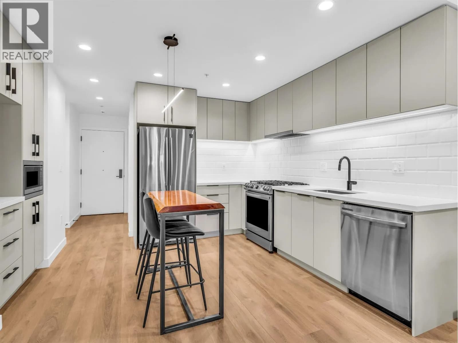 #104 3018 ST. GEORGE STREET, Port Moody, BC photo 3