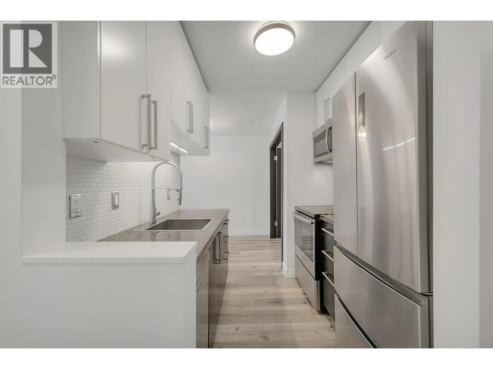 #302 170 E 3RD STREET, North Vancouver, BC photo 2