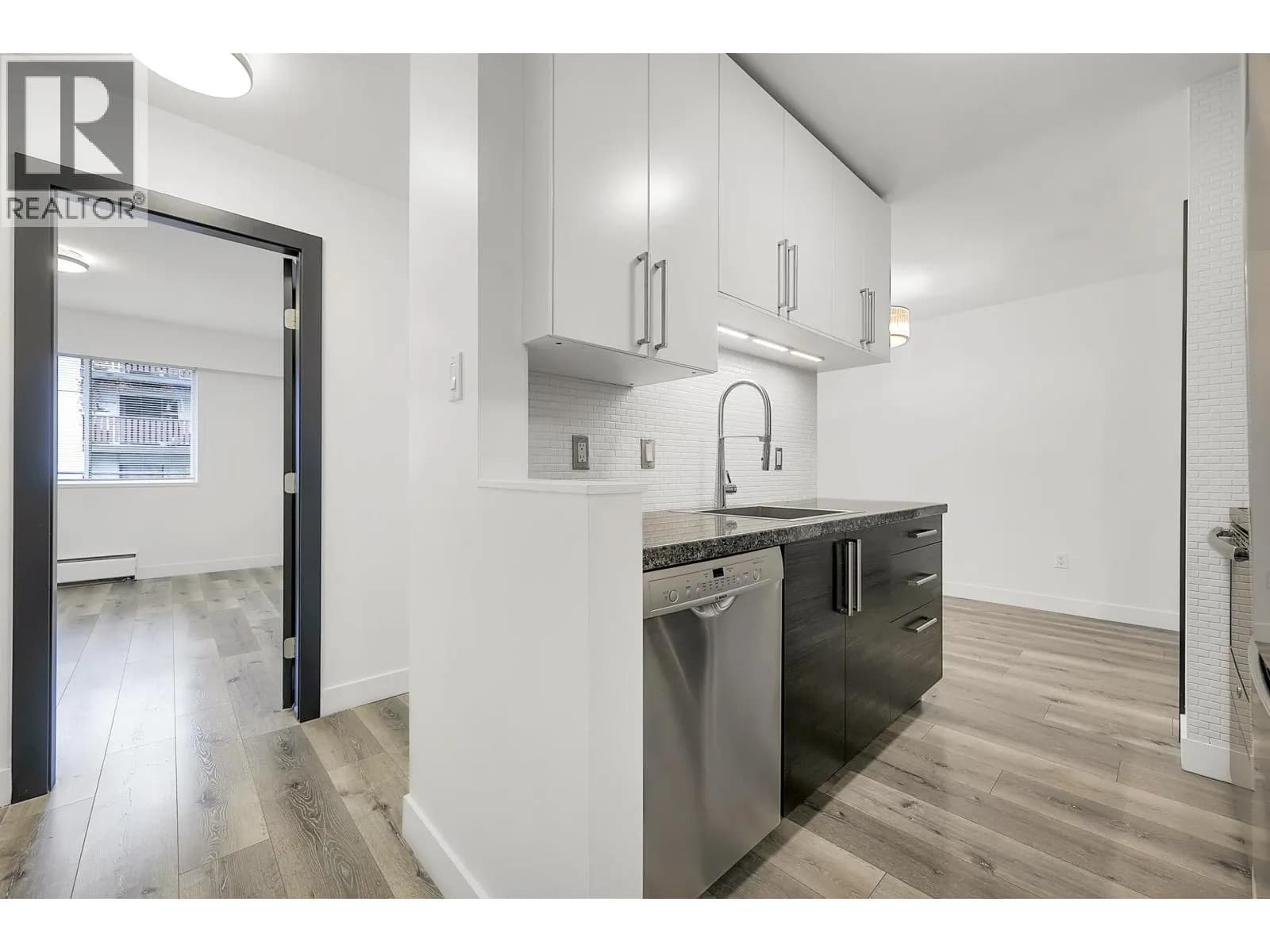 #302 170 E 3RD STREET, North Vancouver, BC photo 5
