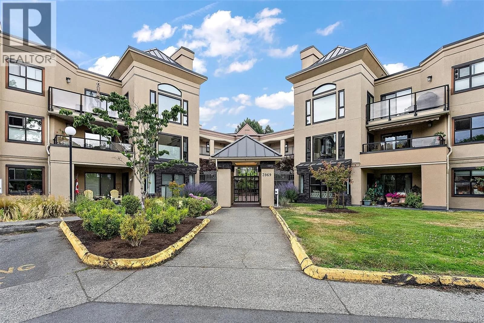 #212 3969 Shelbourne St, Saanich, BC photo 3