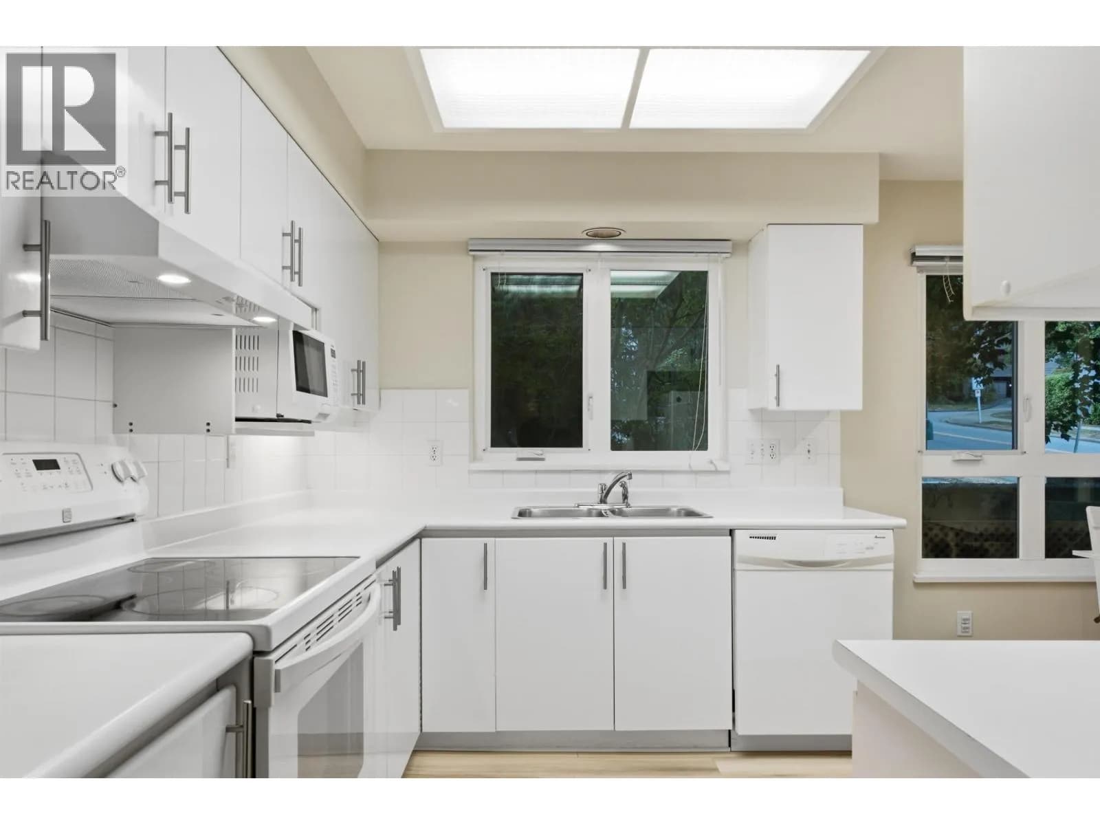 #303 106 W KINGS ROAD, North Vancouver, BC photo 5