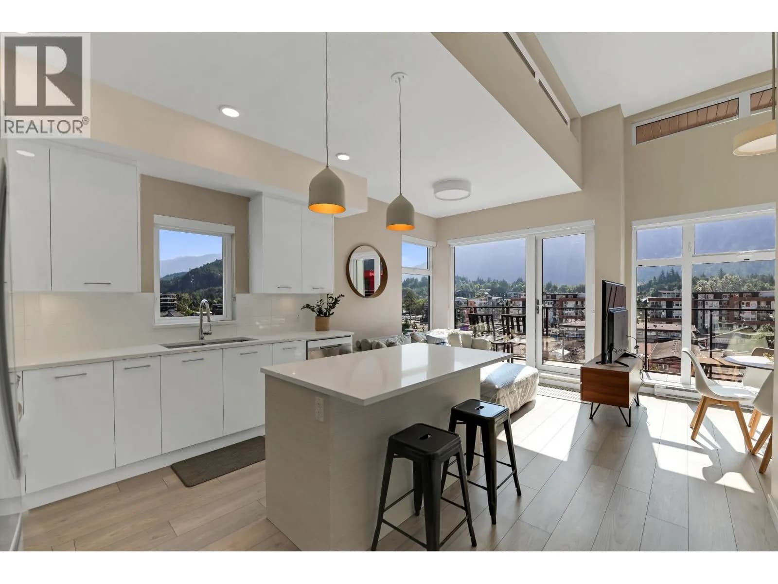 38033 SECOND AVENUE, Squamish