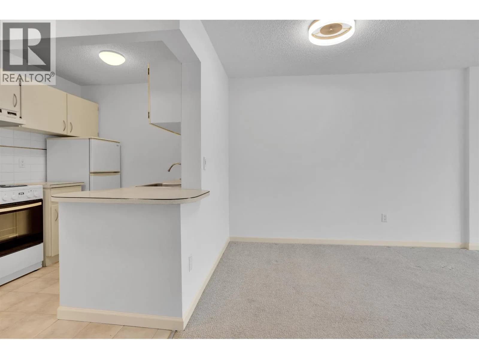 #303 150 E 15TH STREET, North Vancouver, BC photo 3