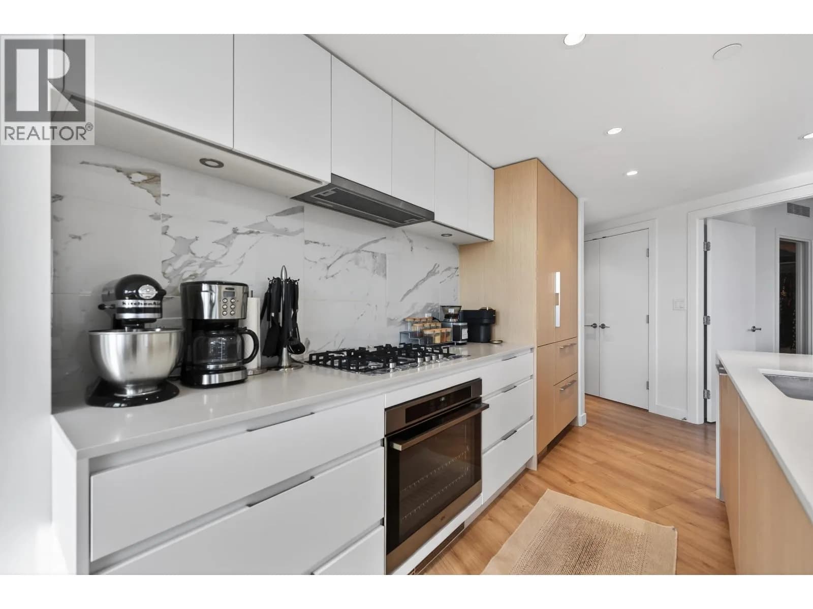 #807 1500 FERN STREET, North Vancouver, BC photo 4
