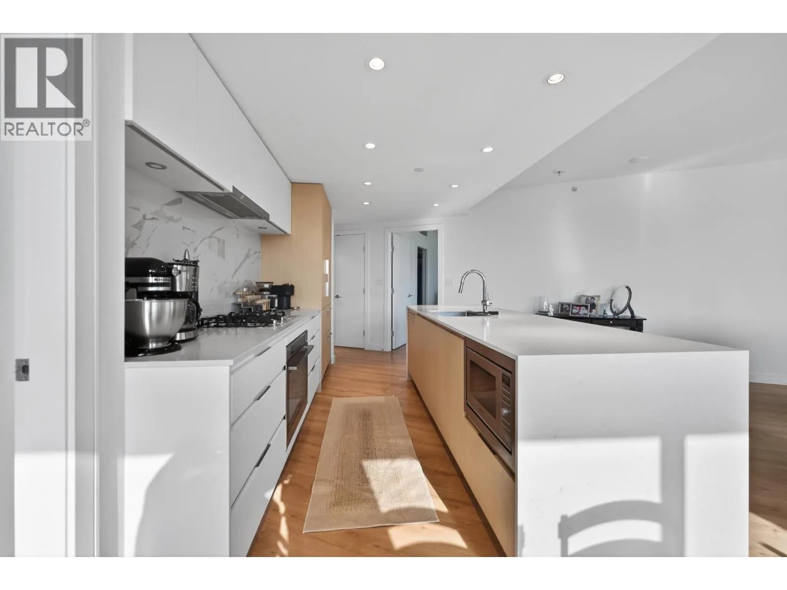 #807 1500 FERN STREET, North Vancouver, BC photo 5