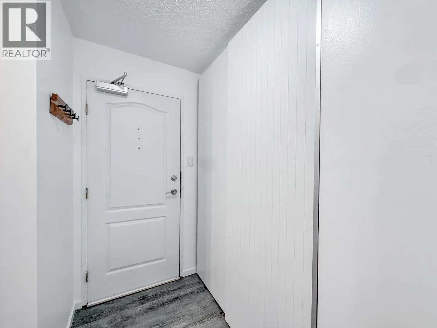 #905 2016 FULLERTON AVENUE, North Vancouver, BC photo 2