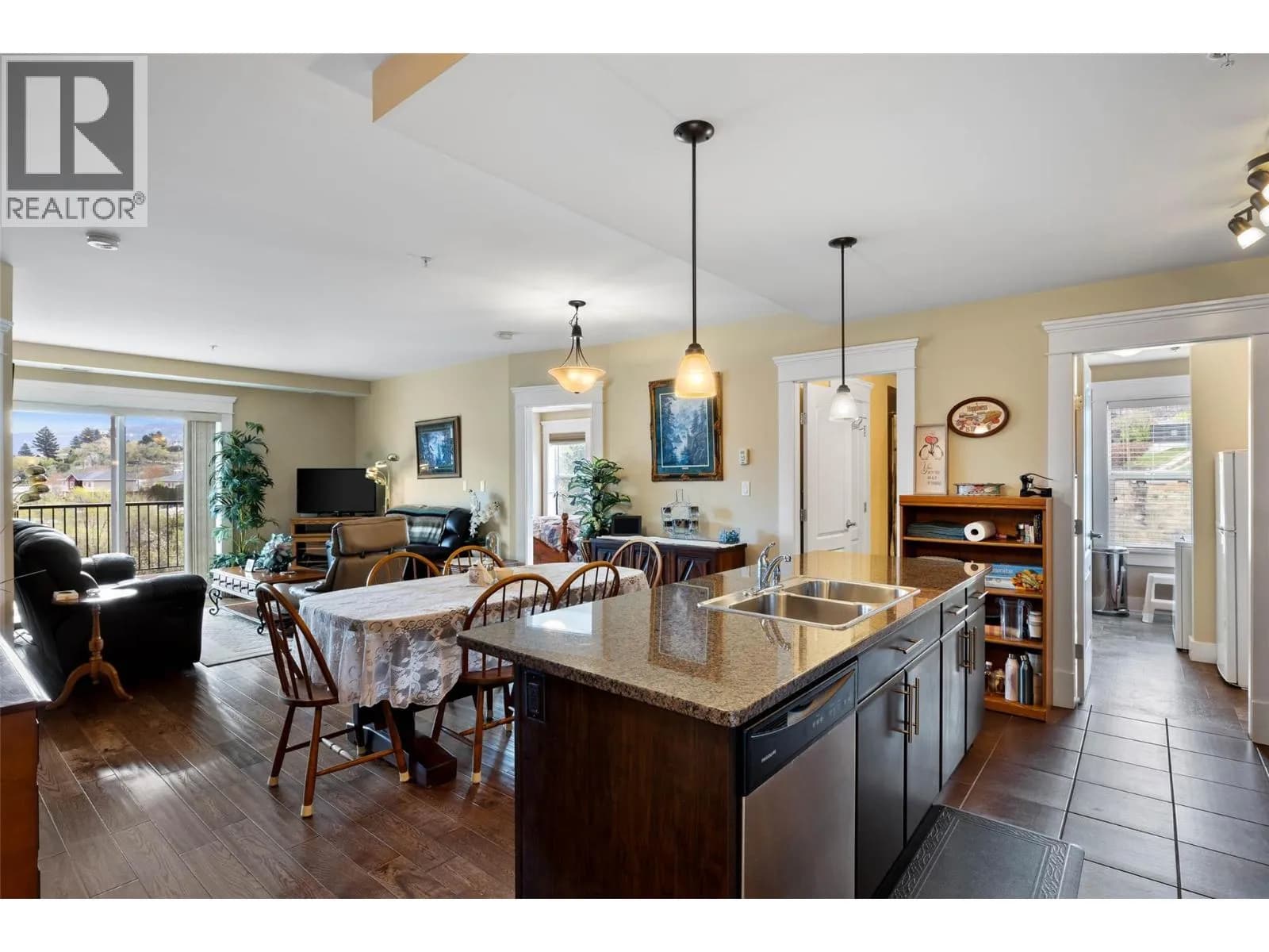 #606 975 Victoria Street W, Kamloops, BC photo 2