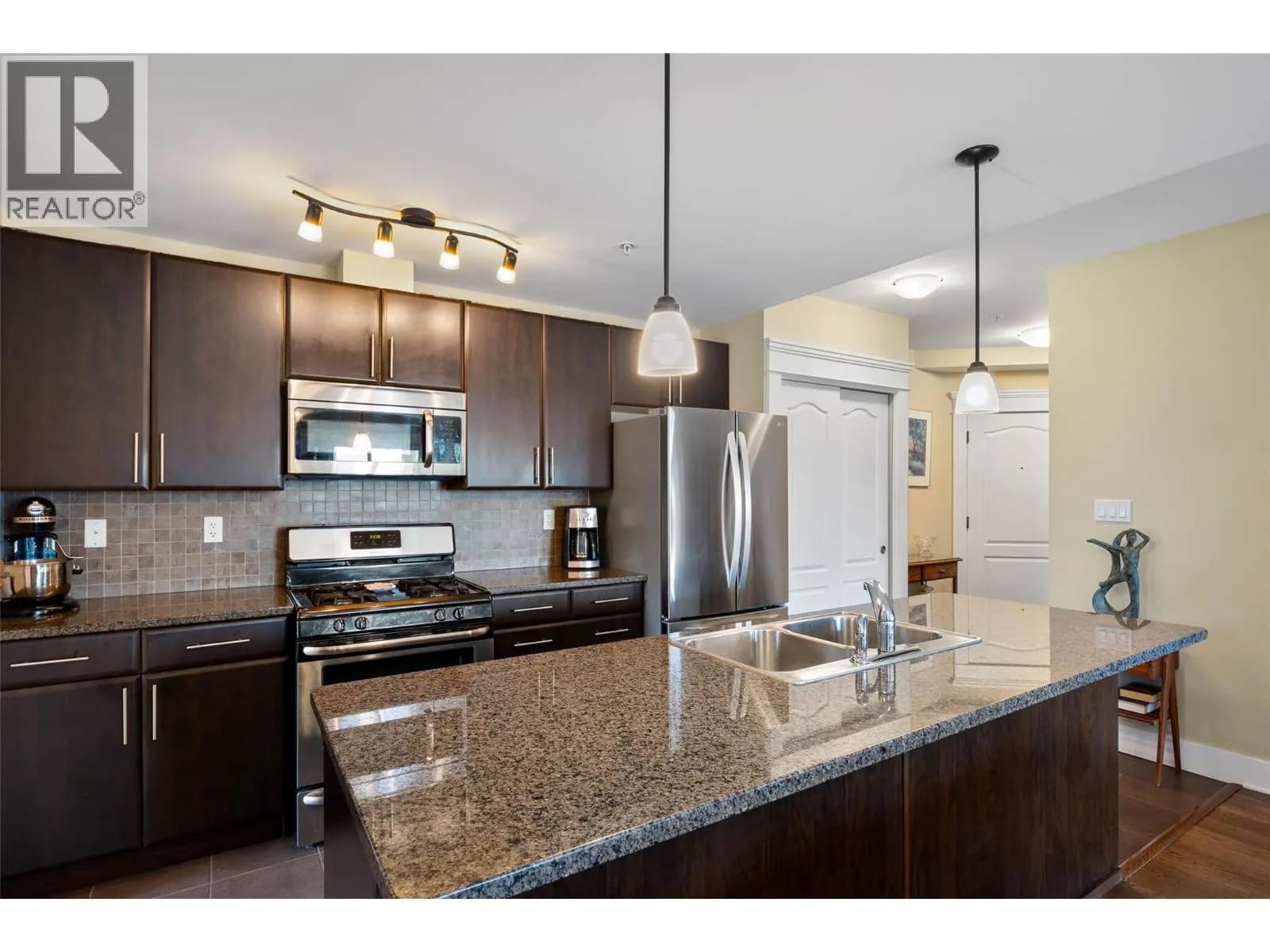 #606 975 Victoria Street W, Kamloops, BC photo 3