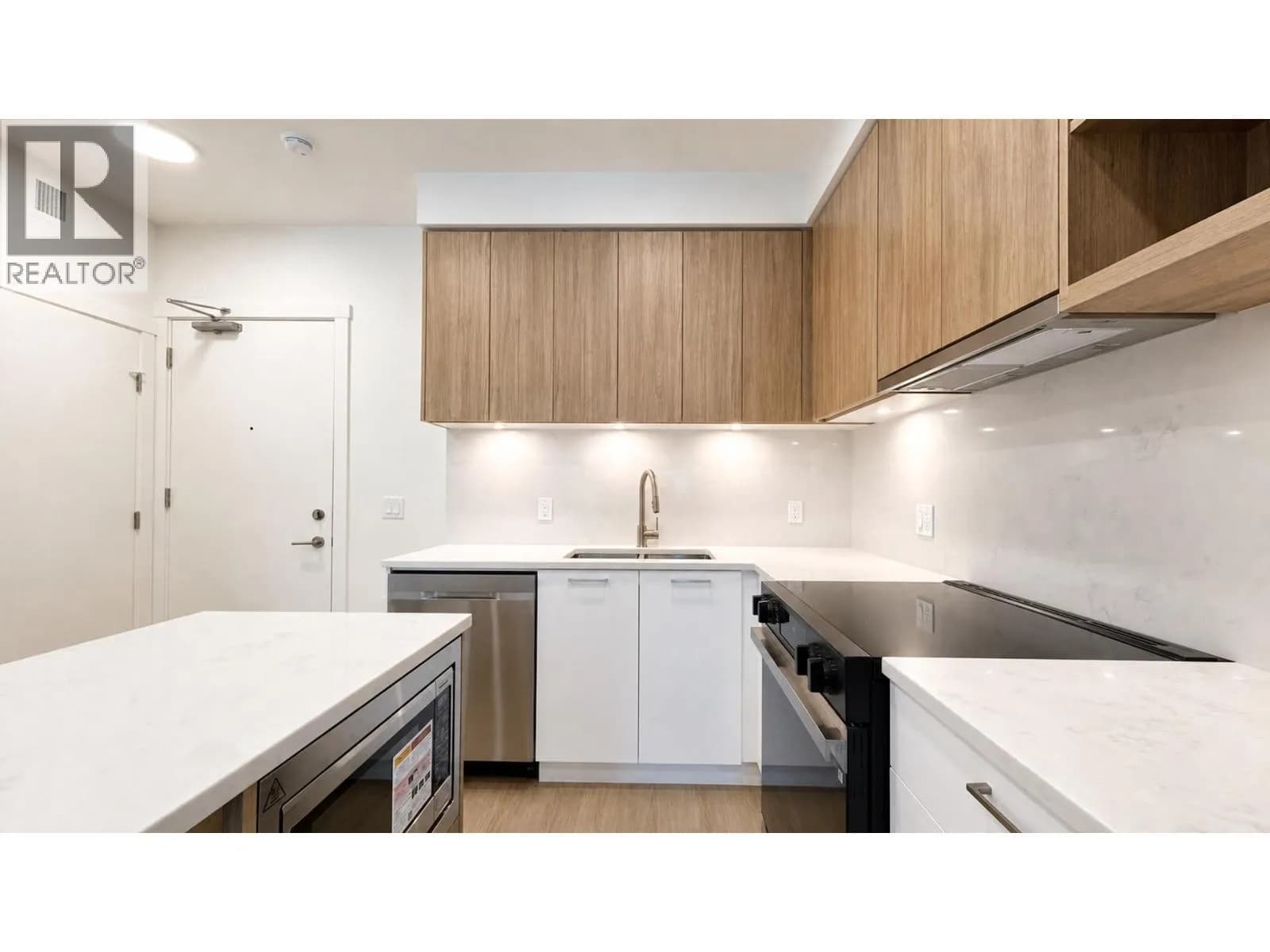 #408 82 FIRST STREET, New Westminster, BC photo 2