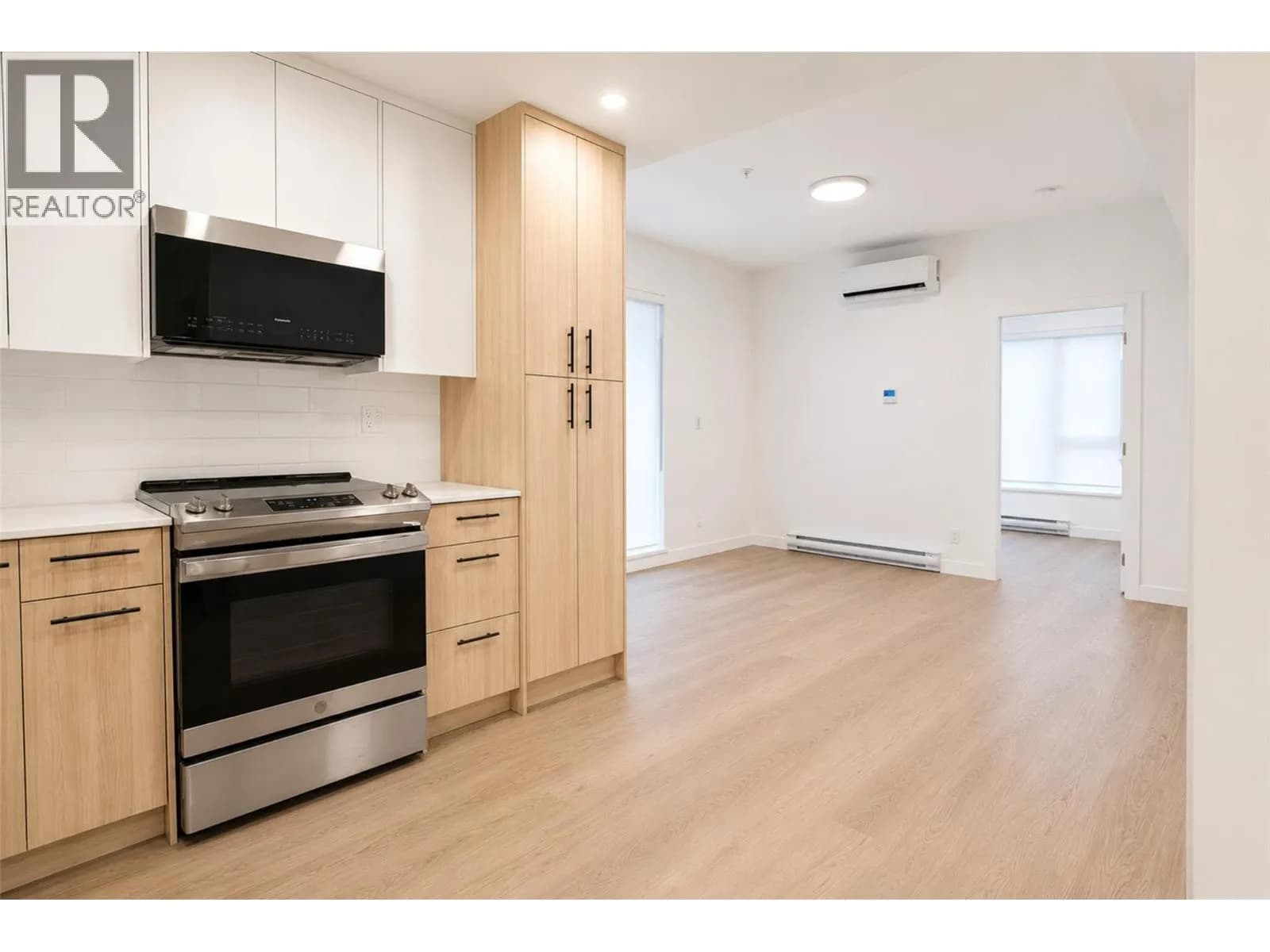 #201 1380 Pridham Avenue, Kelowna, BC photo 3