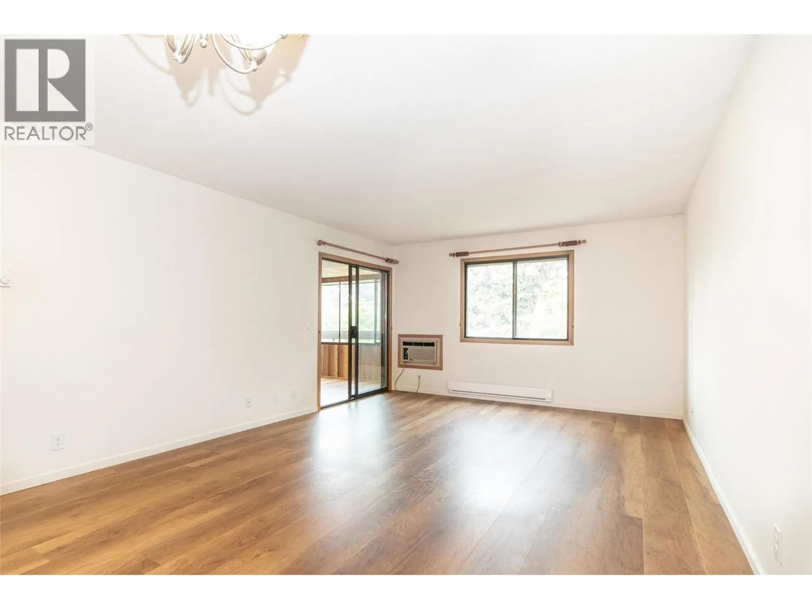 #303 1075 Bernard Avenue, Kelowna, BC photo 3