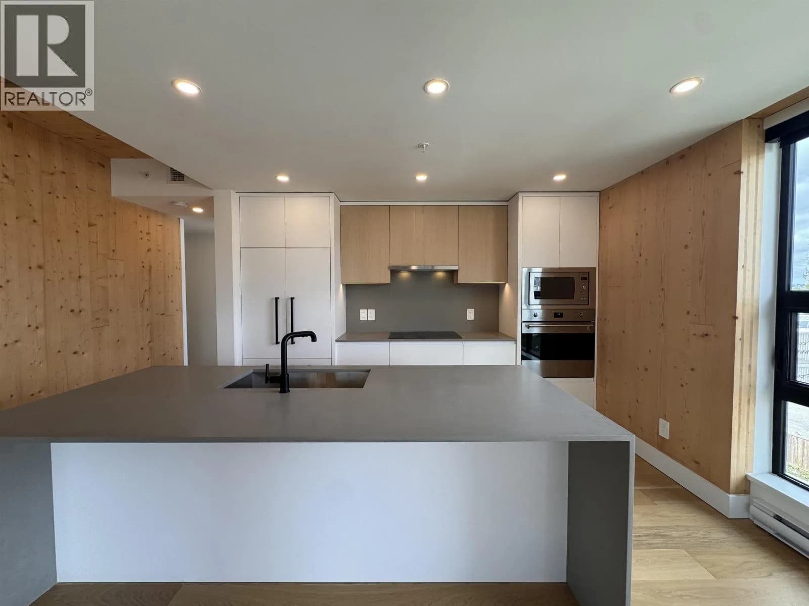 #201 310 SALTER STREET, New Westminster, BC photo 2