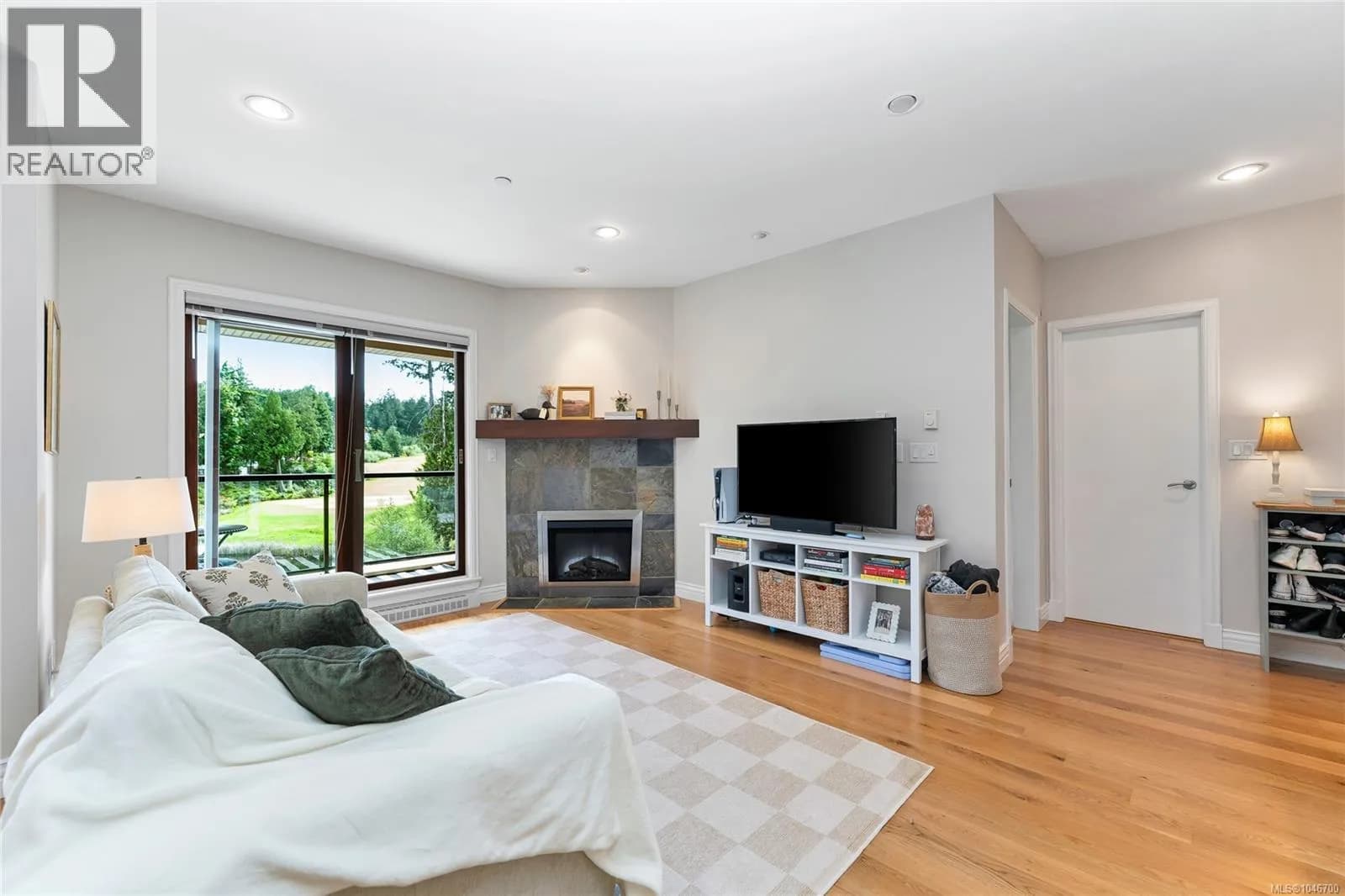 #304 1325 Bear Mountain Pkwy, Langford, BC photo 3