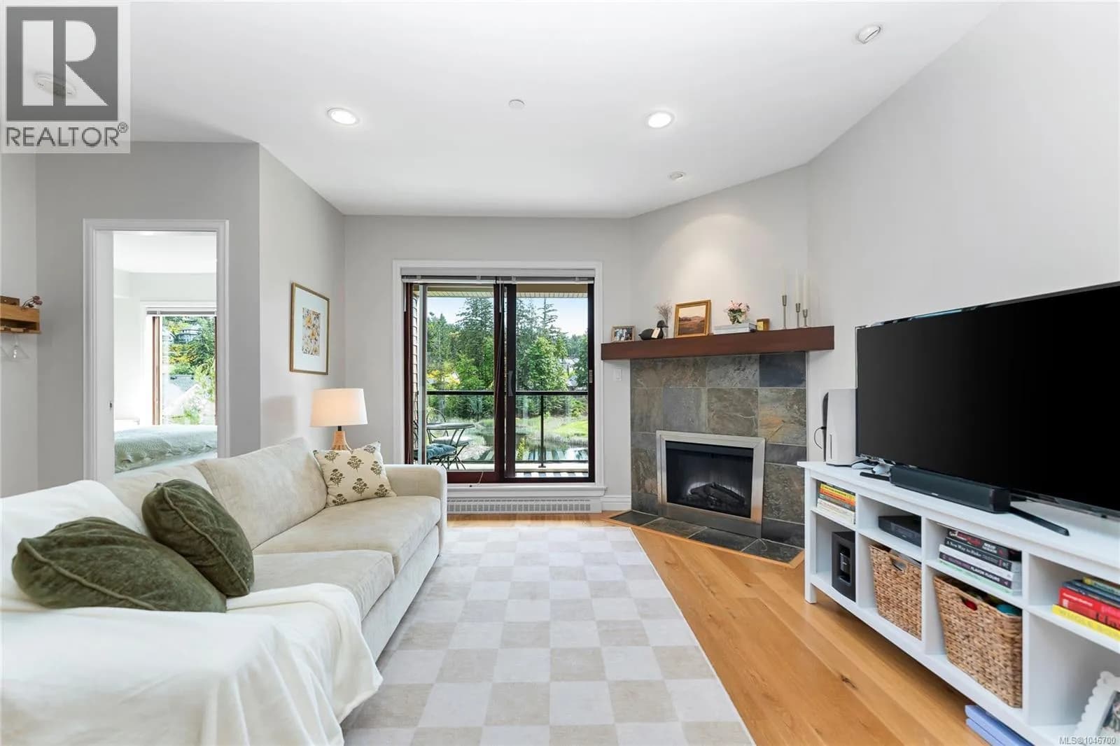 #304 1325 Bear Mountain Pkwy, Langford, BC photo 4