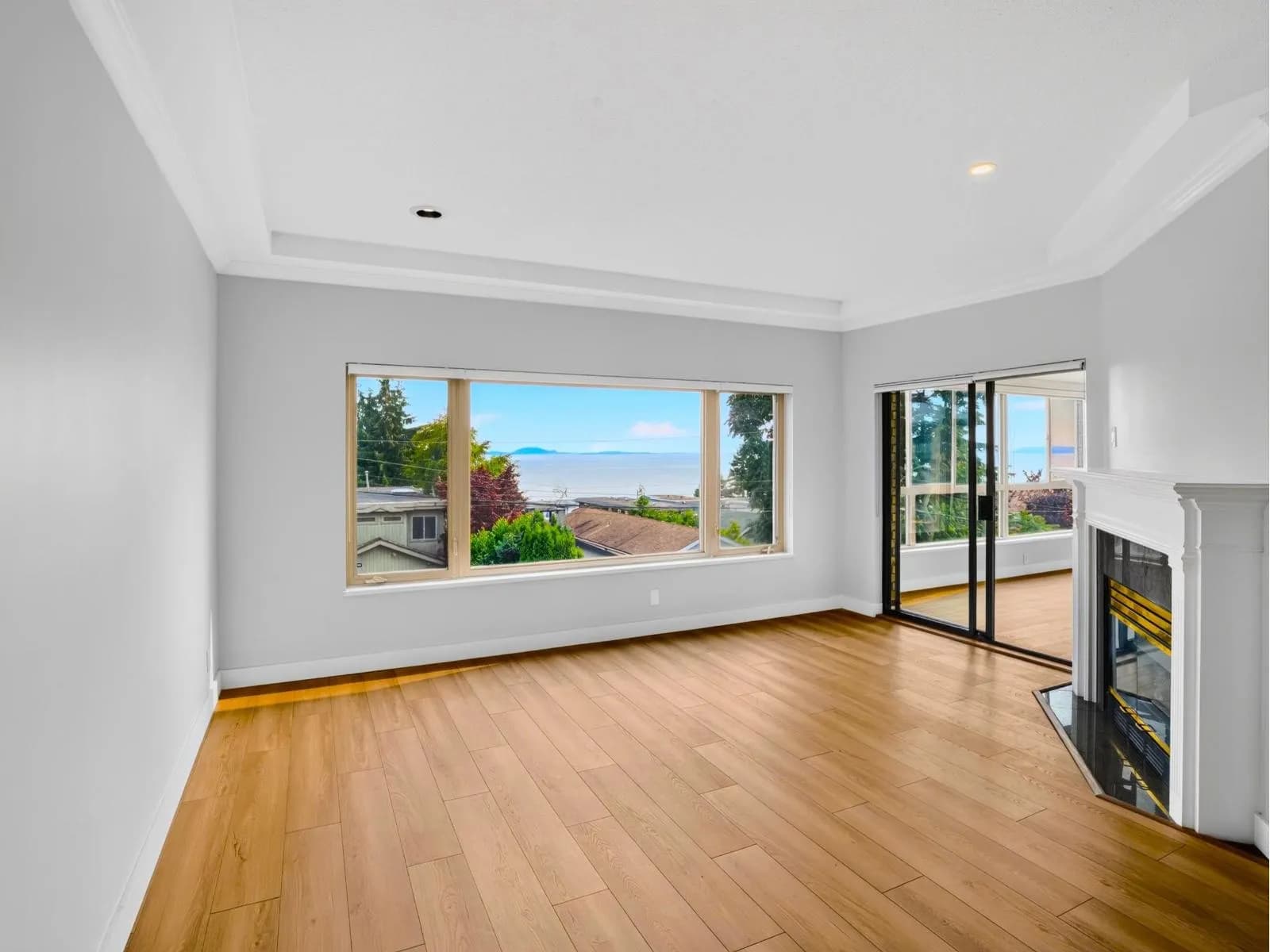 #204 15176 BUENA VISTA AVENUE, White Rock, BC photo 2
