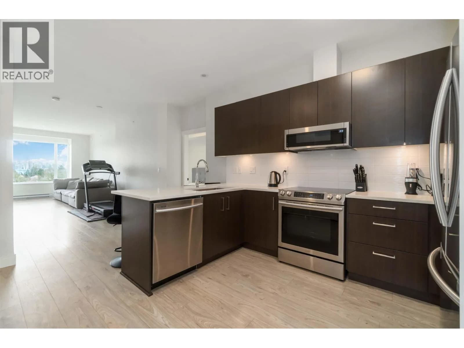 #409 1633 TATLOW AVENUE, North Vancouver, BC photo 3