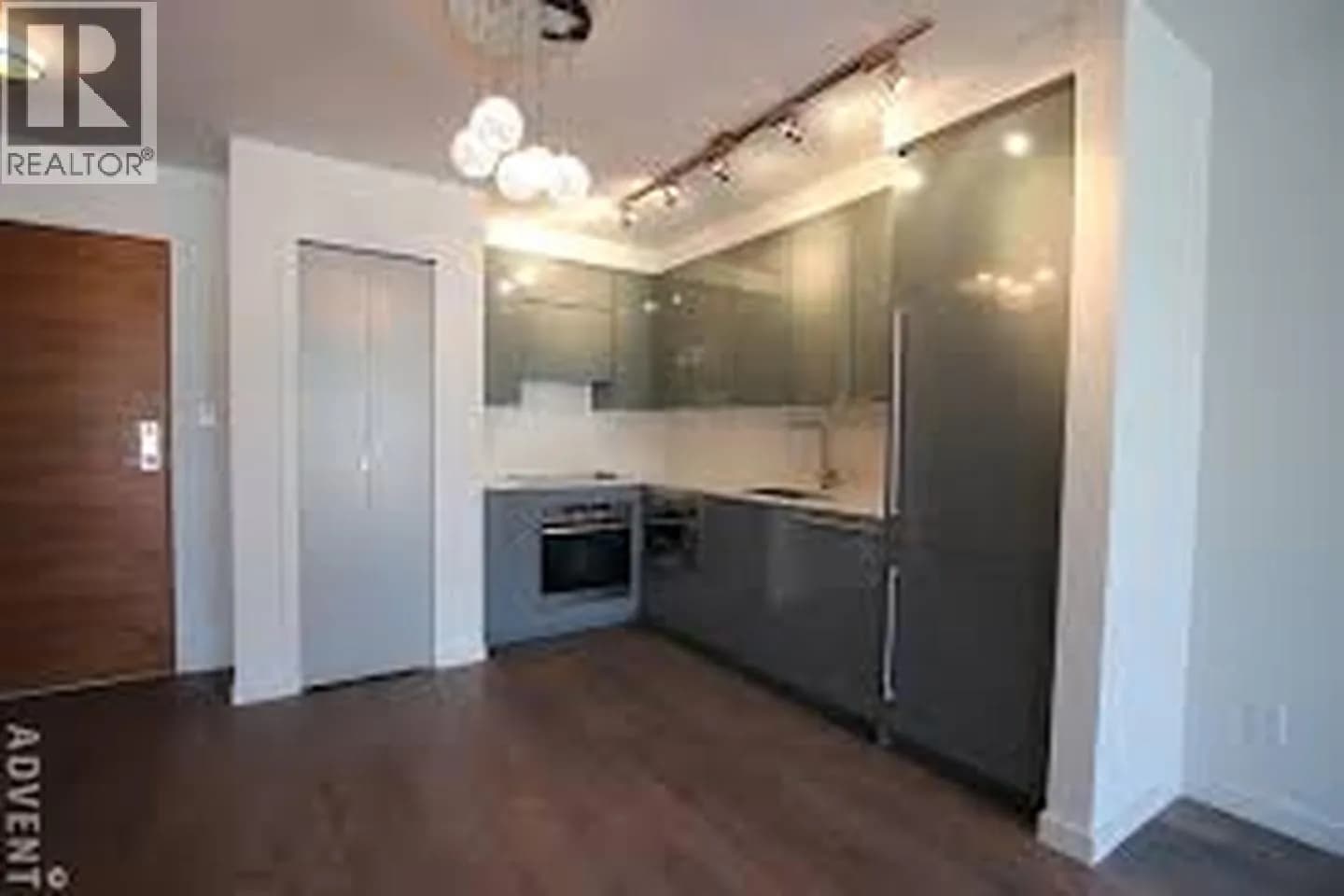#810 161 W GEORGIA STREET, Vancouver, BC photo 3