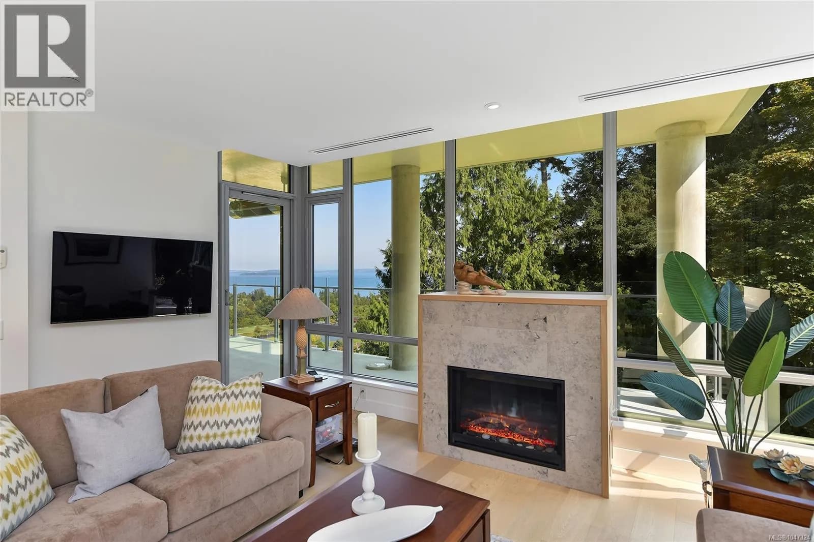 #406 5388 Hill Rise Terr, Saanich, BC photo 2