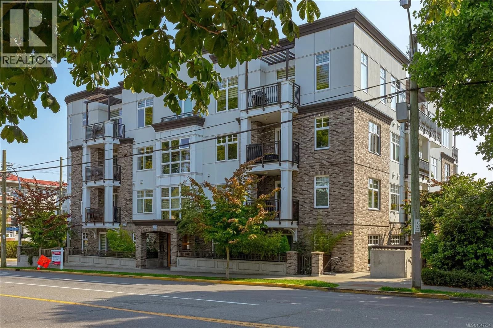 #105 1765 Oak Bay Ave, Victoria, BC photo 2