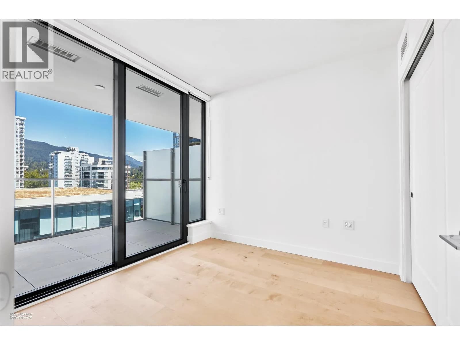 #807 135 E 13TH STREET, Vancouver, BC photo 4