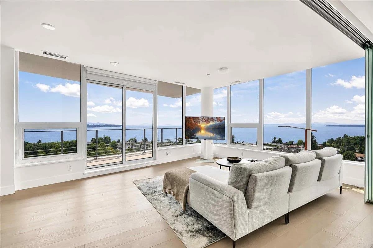 1342 JOHNSTON ROAD, White Rock