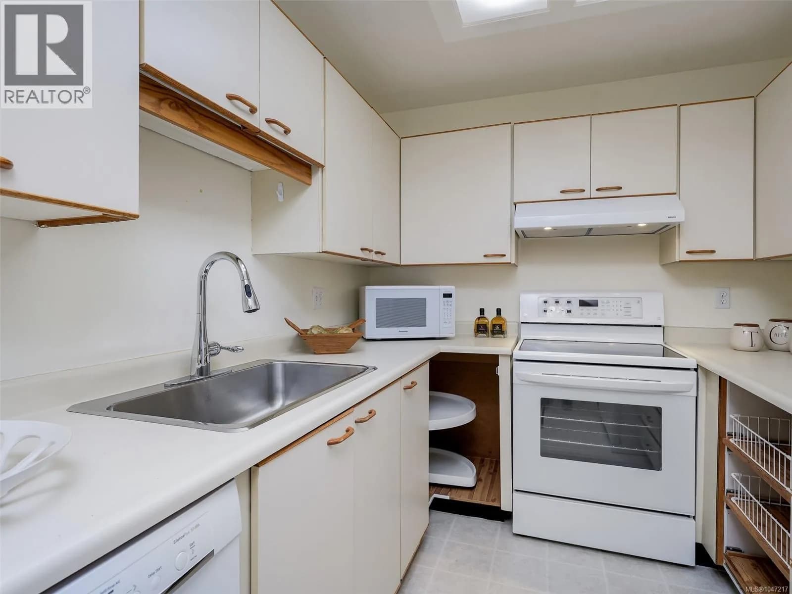 #203 1120 Fairfield Rd, Victoria, BC photo 5