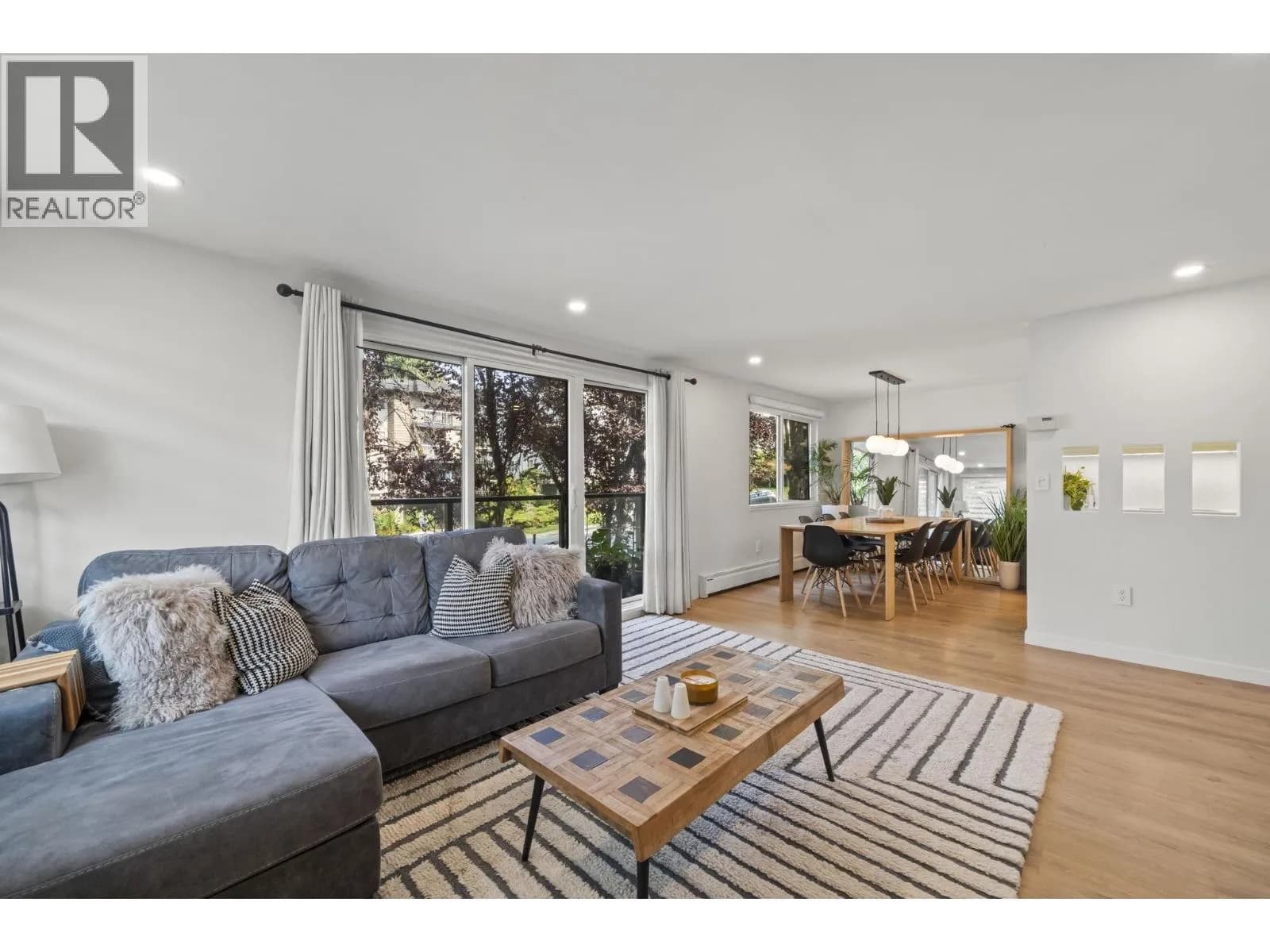 #206 327 W 2ND STREET, North Vancouver, BC photo 2