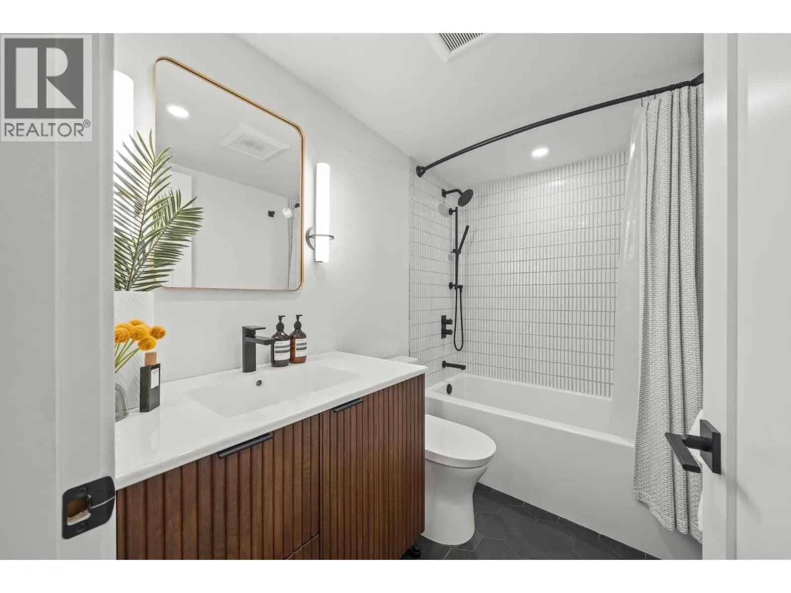 #206 327 W 2ND STREET, North Vancouver, BC photo 4