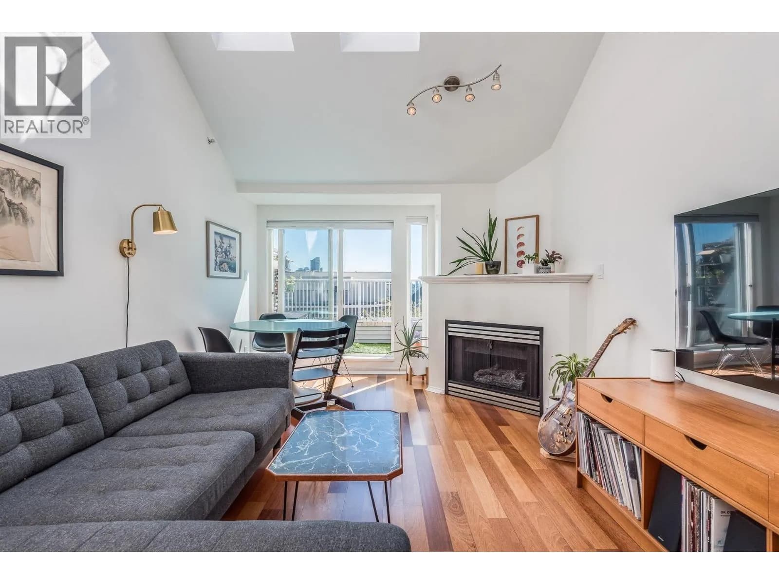 #404 3939 HASTINGS STREET, Burnaby, BC photo 2